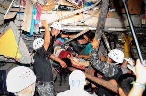 Aumenta a 77 el número de muertos por potente sismo en Ecuador