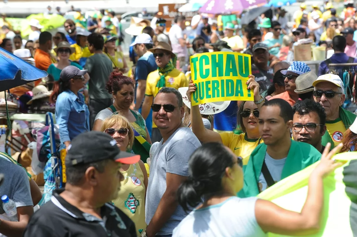 Manifestantes en Brasil previo a votación Rousseff