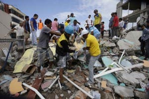 Suben a 235 los fallecidos y 1.557 heridos por terremoto en Ecuador