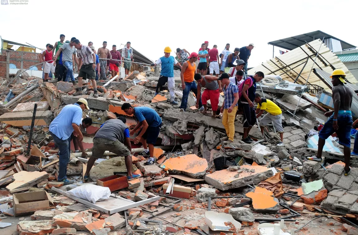 Ecuador emprende reconstrucción tras sismo