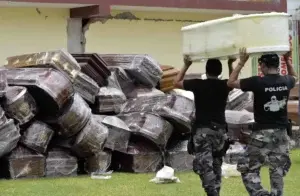 «Ahí está la morgue»: féretros se apilan en estadio de fútbol en Ecuador