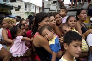 Los ecuatorianos buscan comida y agua tras terremoto