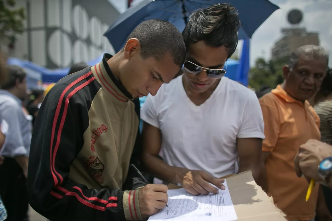 Oposición venezolana afirma recolectó casi 2 millones de firmas para referendo