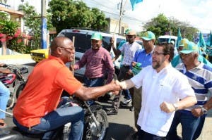 Guillermo Moreno recorre a pies comunidades de San Cristóbal