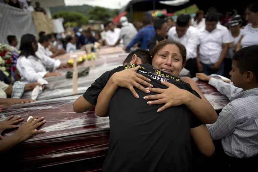 Nuevos rescates dan esperanzas tras terremoto en Ecuador