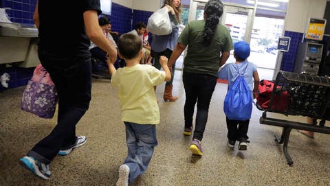 EE.UU deja niños migrantes con adultos sin permiso residencia
