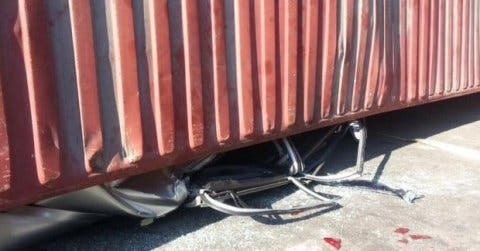 Mujer muere tras ser aplastada dentro de su vehículo por un furgón