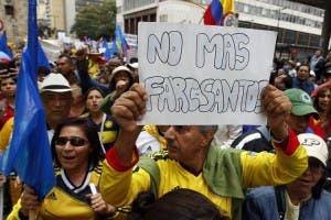 Miles de colombianos marchan en Bogotá en protesta contra Santos