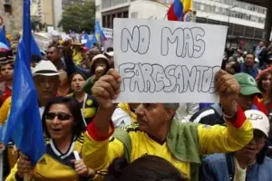 Miles de colombianos marchan en Bogotá en protesta contra Santos