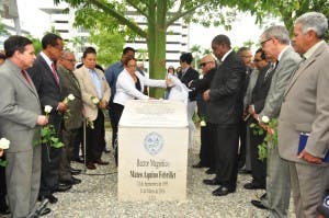 Uasdianos develan tarja en honor a exrector Mateo Aquino Febrillet