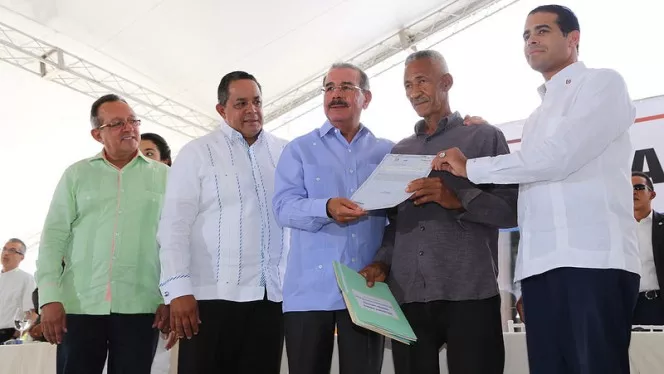 Danilo Medina entrega 2,559 títulos definitivos a parceleros en Azua