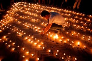 Nepal reconstruye viviendas y prende velas un año después del terremoto