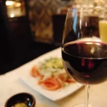 Vino y dieta moderada reducen mortalidad, indica estudio