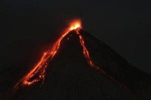 Volcán de Fuego de Guatemala mantiene erupción con flujos de lava