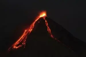 Volcán de Fuego de Guatemala mantiene erupción con flujos de lava