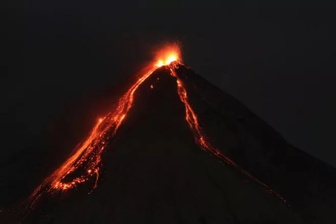 Volcán de Fuego de Guatemala mantiene erupción con flujos de lava