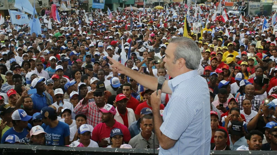 Abinader se compromete a aumentar 30% sueldos a empleados públicos