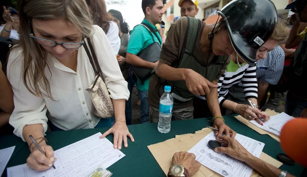 Oposición venezolana entregó al Poder Electoral firmas referendo