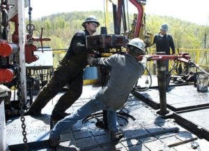 Las petroleras trabajan con  dinero prestado