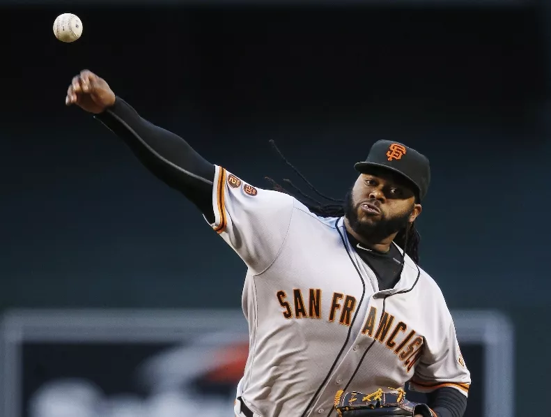 Cueto exhibe un estilo único al triunfar en SF