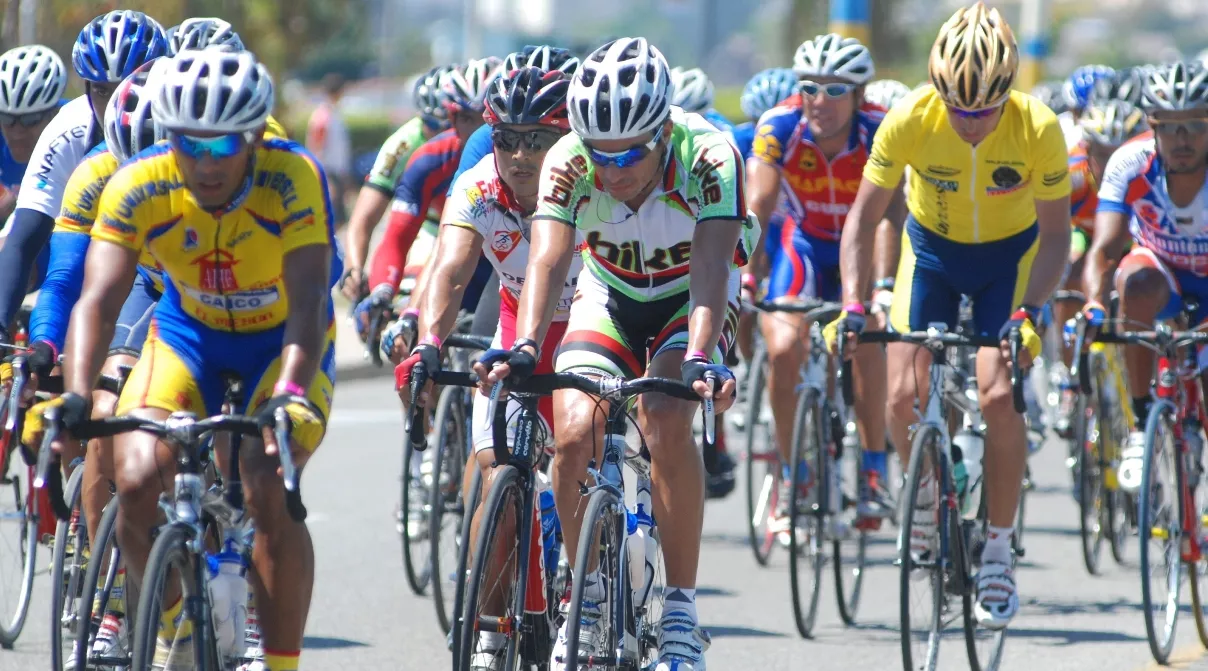 PELOTON CICLISTAS EN LA SEGUNDA ETAPA