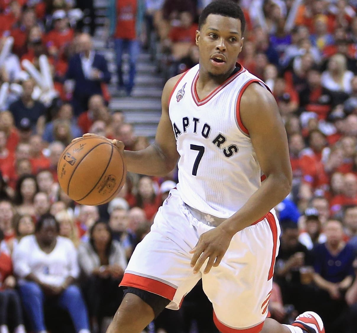 Lowry se convierte  salvavida  Raptors