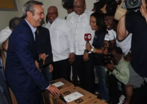 Luis Abinader cuando sufragaba en el colegio Babeque.