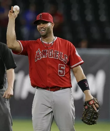 Albert Pujols produce más cuando defiende 1B