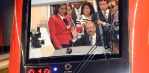 Danilo Medina conduce tren de tramo 2B Metro de Santo Domingo