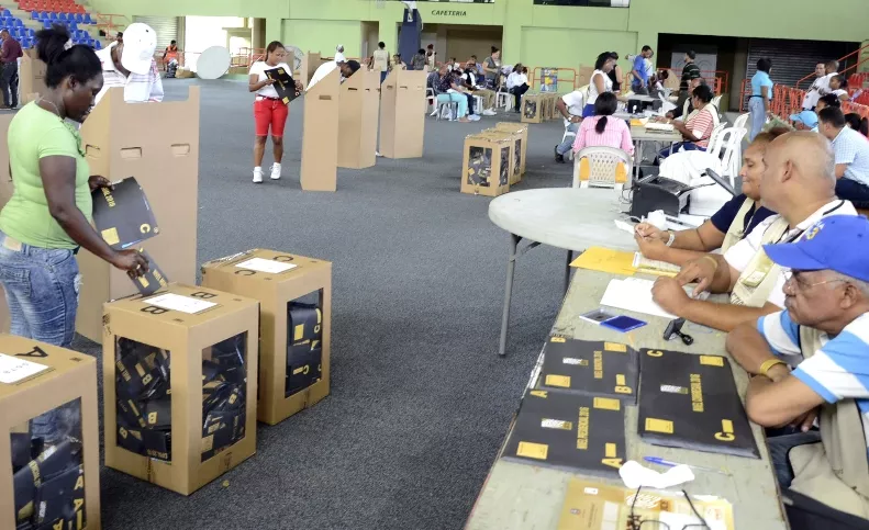 Uniore entrega informe de observación elecciones a la JCE