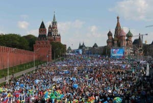 Unos 100 mil rusos marchan por la Plaza Roja por el 1º de Mayo