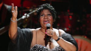 Aretha Franklin rinde homenaje a Prince con interpretación de “Purple Rain»