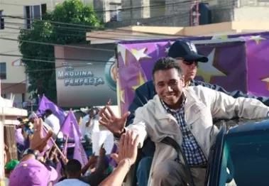 Félix Bautista realiza marcha en calles de San Juan celebrando triunfo PLD