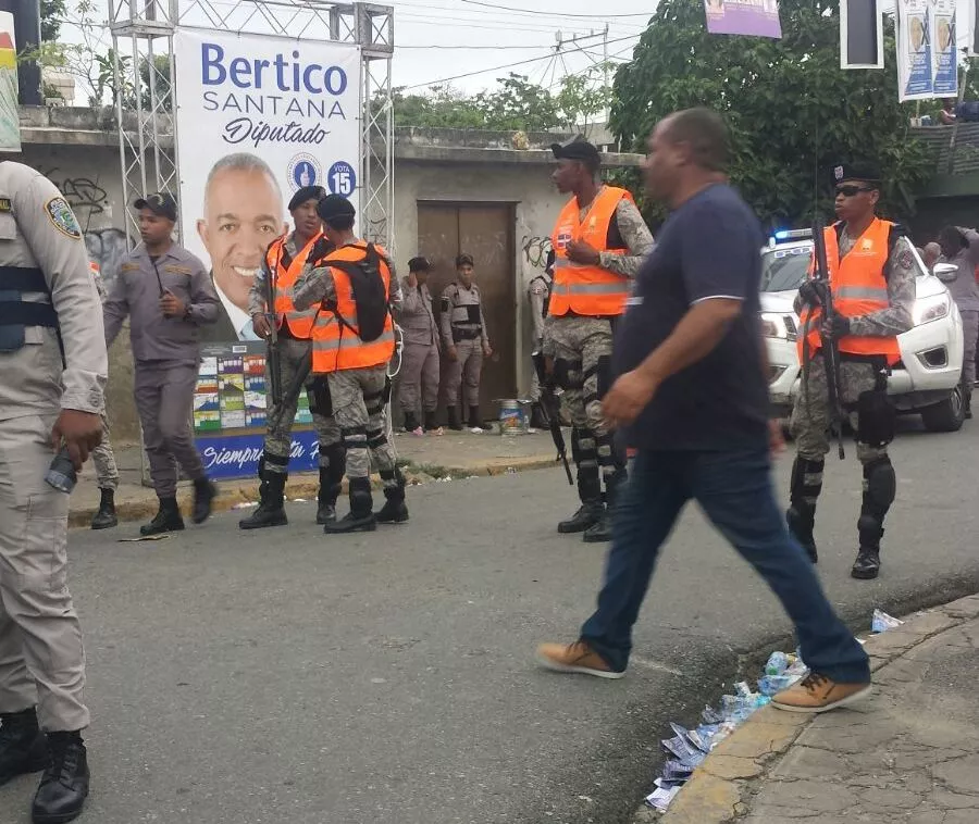 Cuatro heridos en balacera frente a colegio electoral en Los Mina