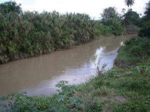 Encuentran cadáver flotando en el río Yaque del Sur