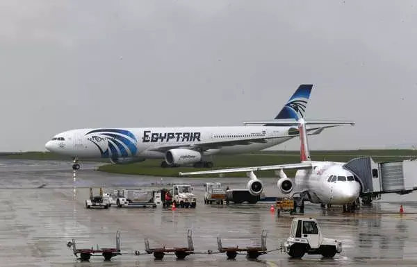 Un submarino se une a labores de búsqueda de los restos del avión de Egyptair