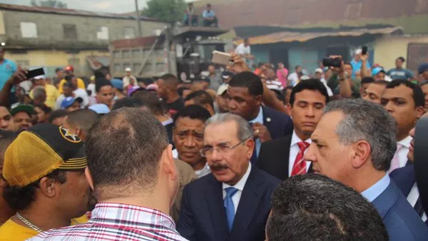 Danilo Medina recorre mercado de La Vega para conocer daños provocó incendio