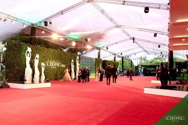 Inicia la alfombra roja de Premios Soberano 2016