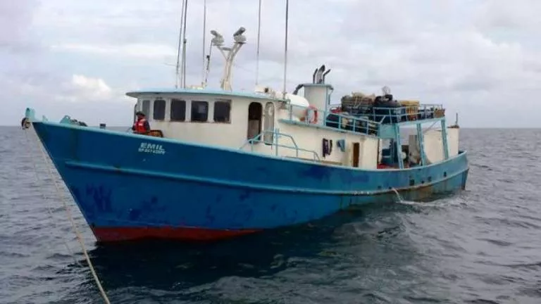 Autoridades de Bahamas apresan barco pesquero con toda su tripulación