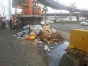 La basura afea el puente peatonal de la Kennedy con Churchill