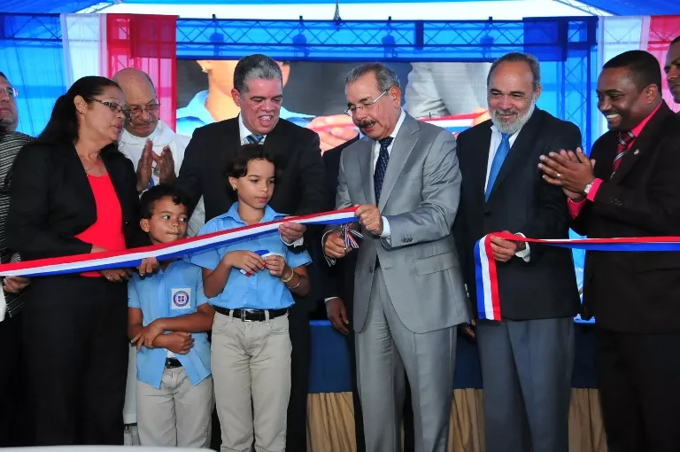 Gobierno entrega otra escuela en Villa Mella