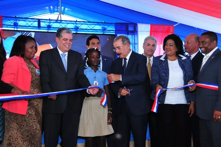 Gobierno entrega dos escuelas en Santo Domingo Norte