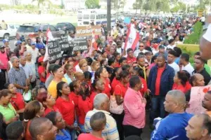 Con cadena humana en la JCE reclaman conteo manual de votos en todos los niveles