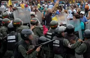 Opositores venezolanos exigen en las calles revocatorio contra Maduro