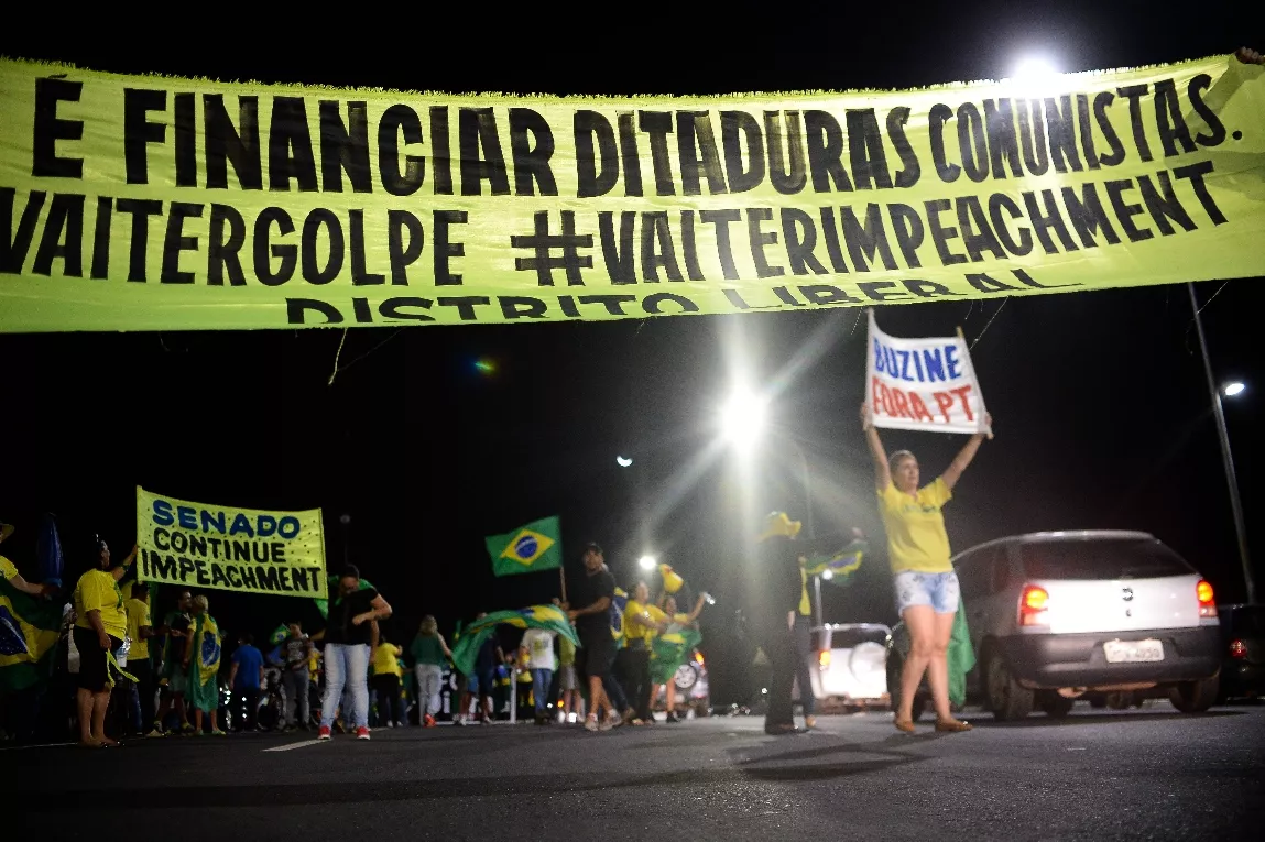 Cientos de brasileños reaccionan en las calles al nuevo capítulo de la crisis