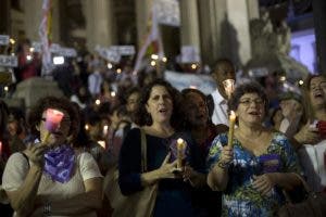 Velas y linternas iluminan el centro de Río de Janeiro en apoyo a Rousseff