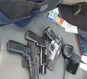 Presuntos asaltantes abandonan tres pistolas, dos chalecos antibala y un carro en Boca Chica