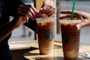 Mujer demanda a Starbucks por servir bebidas con demasiado hielo