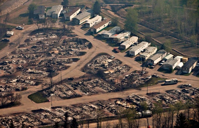 Canadá levanta orden de desalojo por incendio en Alberta