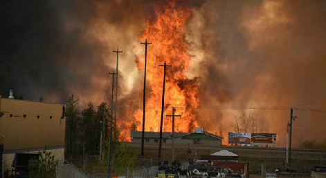 Unas 80 mil personas evacuadas en Canadá por incendios «catastróficos»